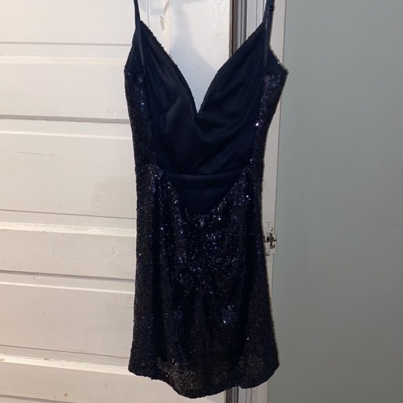 Size 7/8 navy blue form fitted homecoming dress, only worn once - Picture 2 of 4